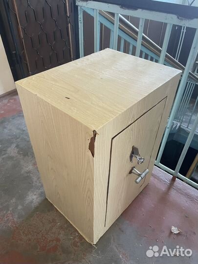 Продаю сейф металлический