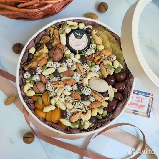Подарок из орехов и сухофруктов учителю