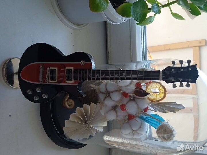 Мини-гитара в коллекцию, подарок, и т.д