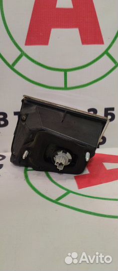 Фонарь в крышку багажника задний правый Nissan