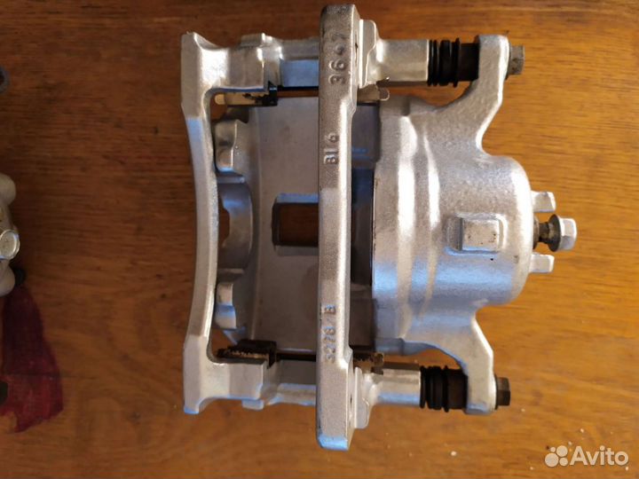 Продам суппорта Honda Civic 5d комплект перед