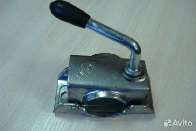 Колесо опорное прицепа мзса сб 150кг/60 с хомутом и крепежом. Хомут крепления подкатного колеса прицепа. Хомут подкатного колеса для прицепа. Колесо опорное к прицепу мзса. Хомут опорного колеса прицепа мзса.