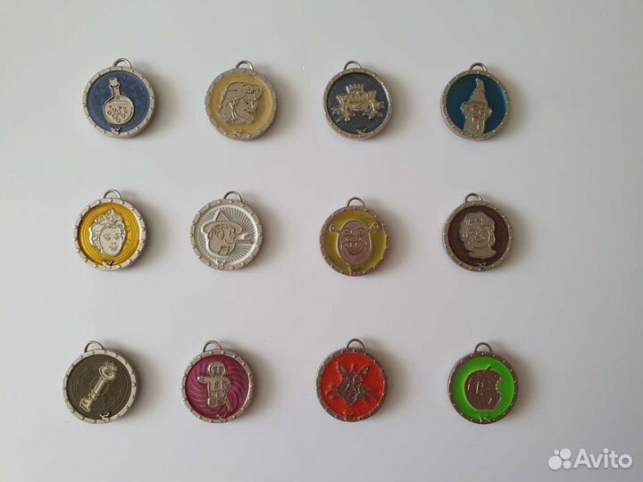 Медальоны Шрек/значки,календарики Винкс,Барби