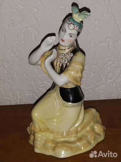 Статуэтка фарфоровая Казахский танец Вербилки