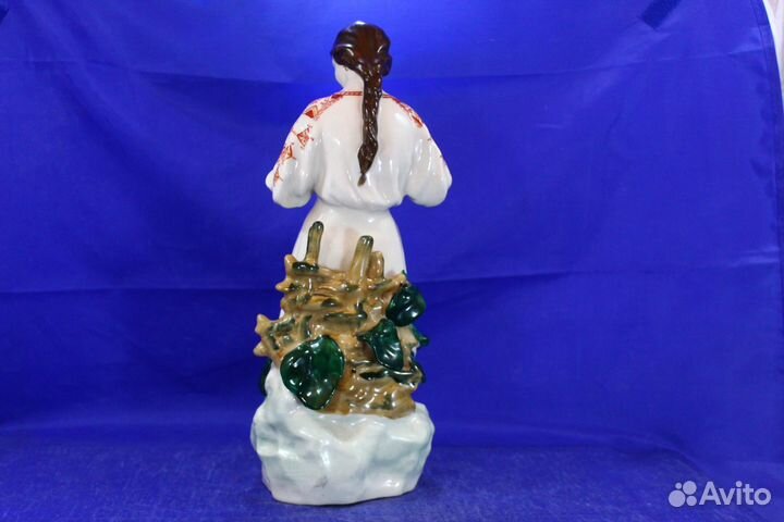 Фарфор статуэтка Украинка Девушка гадает редкий ок