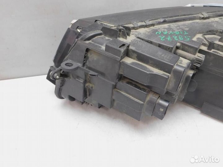 Фара правая Volkswagen Tiguan