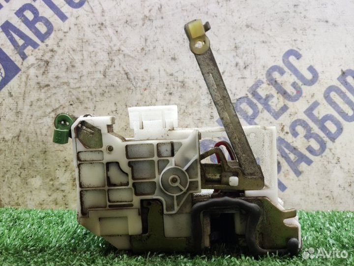 Замок двери задний правый Toyota Avensis универсал