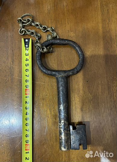 Старинный амбарный ключ