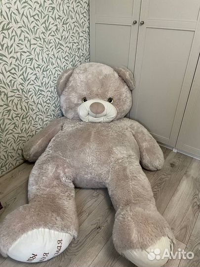 Большой плюшевый медведь