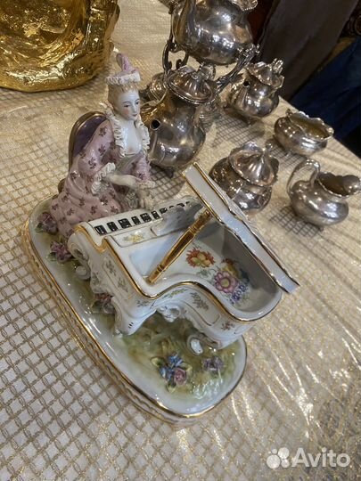 Фарфоровая статуэтка