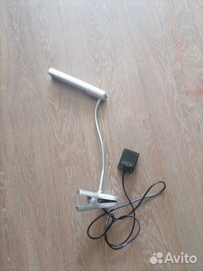 Настольная лампа на прищепке