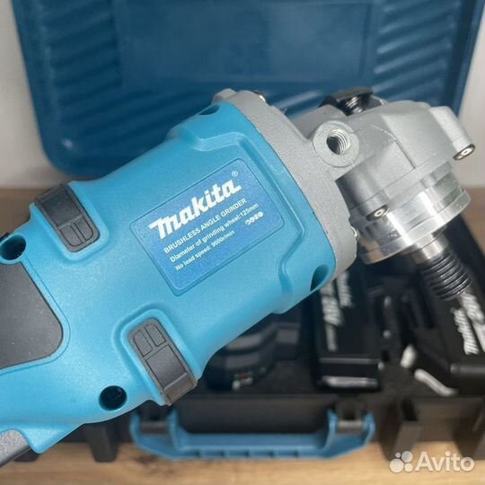 Аккумуляторная болгарка Makita