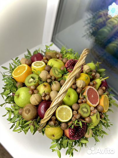 Подарок для руководителя из орех и фруктов