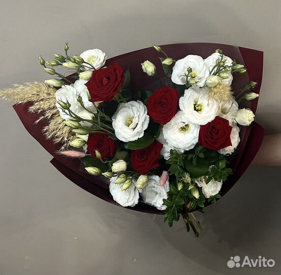 Букет из красных роз и эустомы