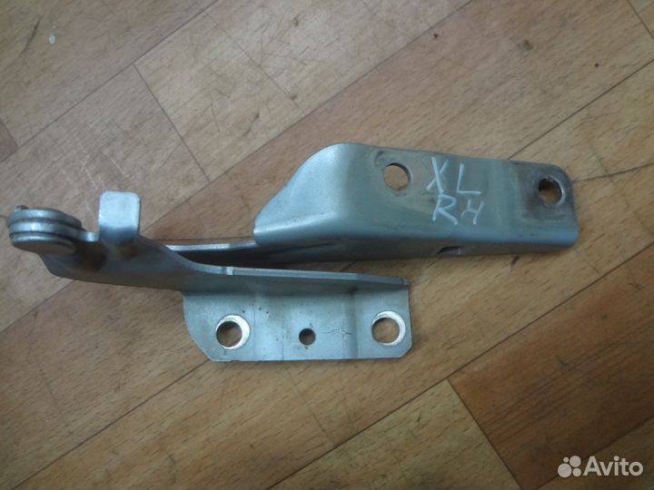 Mitsubishi Outlander XL Петля капота