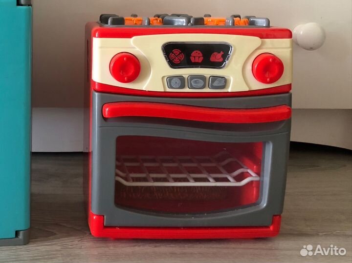 Игрушечный холодильник и плита с духовкой