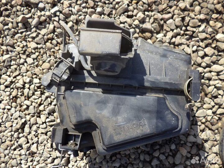 Корпус воздушного фильтра Toyota Corolla Fielder