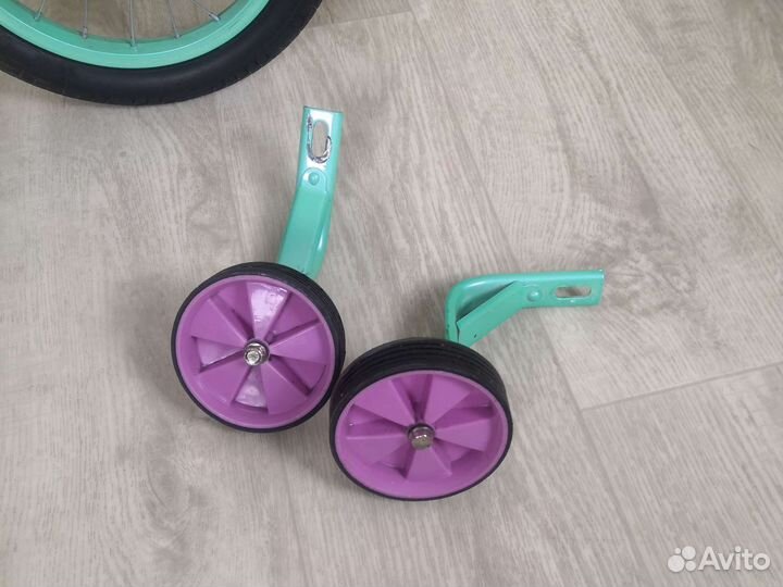 Детский велосипед с дополнительными колесами