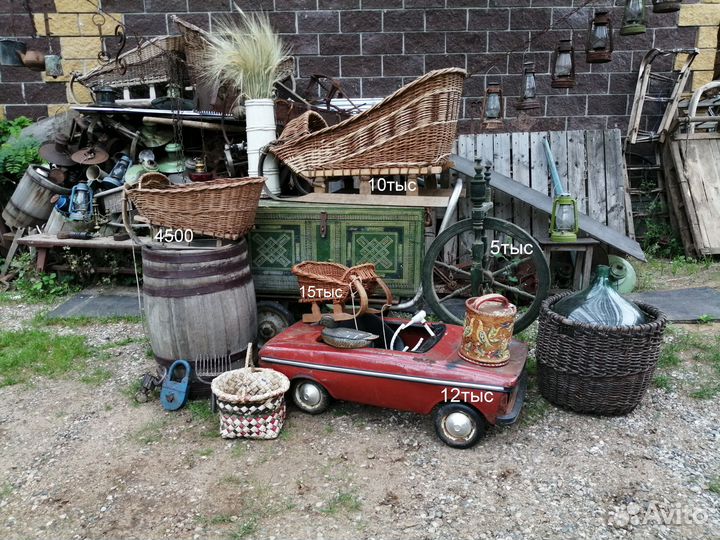 Старинные корзинка рубель чугунок сундук ухват