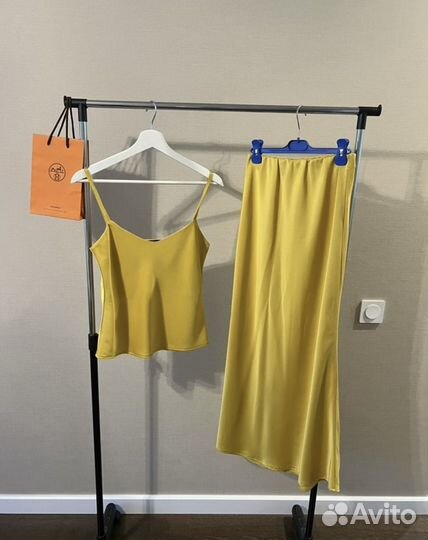 Атласный костюм с юбкой в пол