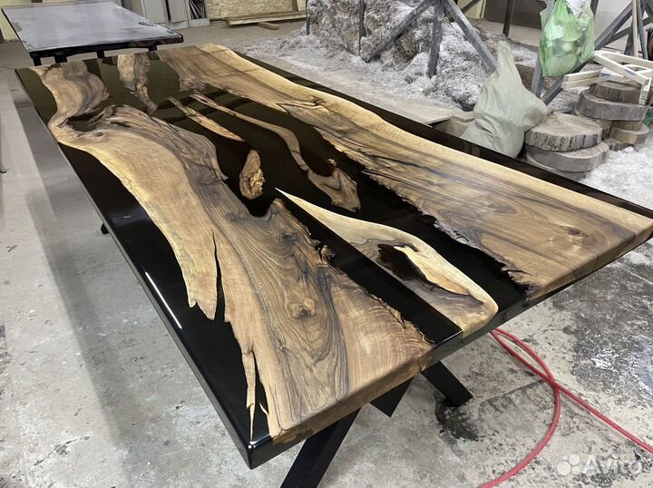 Стол из слэба и смолы