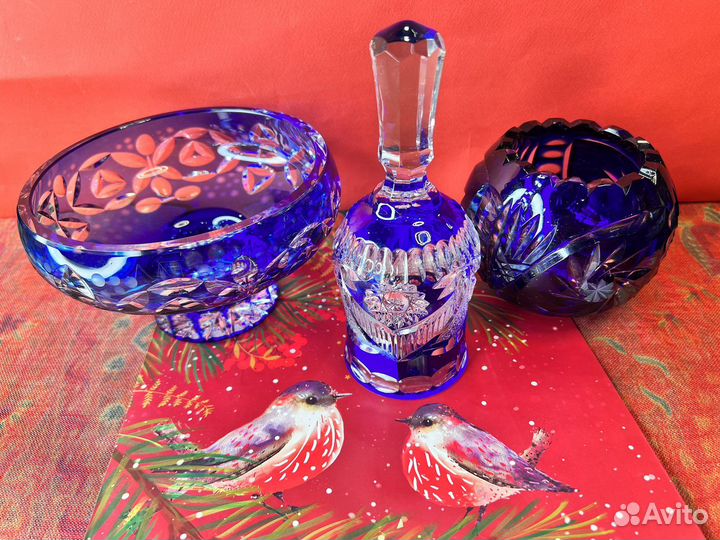 Две хрустальные синие вазы на ножках,на юбке GDR