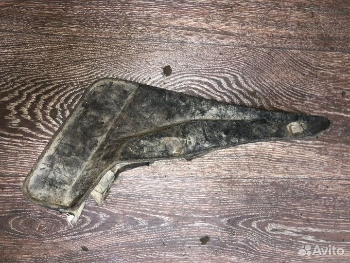 Брызговик передний правый Toyota Corona AT170 3SF