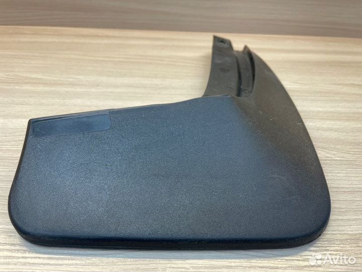 Брызговик задний правый Skoda Rapid