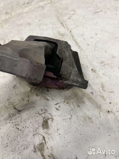 Левая опора двигателя opel Astra j 1.4 турбо