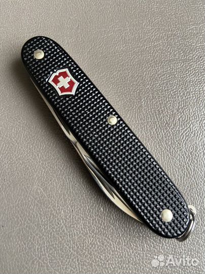 Victorinox Pioneer Alox (красный щит)