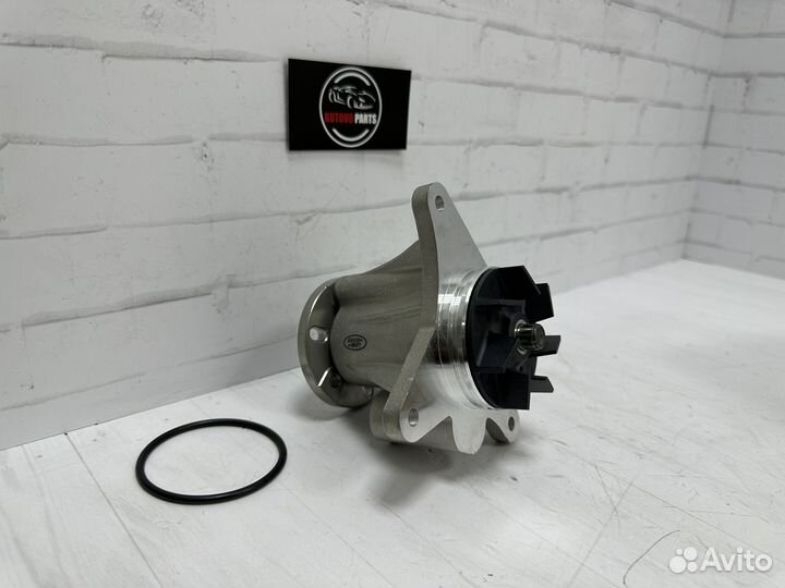 Насос водяной (помпа) LR013164 Land Rover