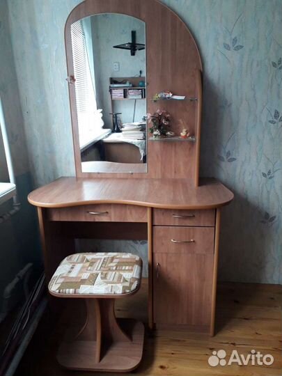 Косметический столик