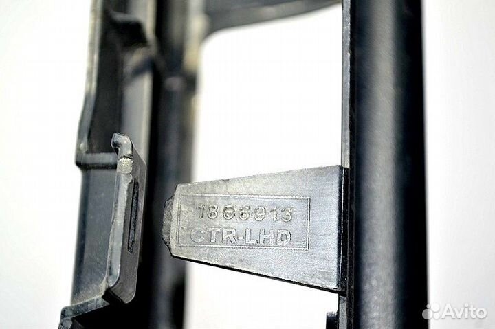 Пластиковая накладка под лобовым стеклом средняя ч