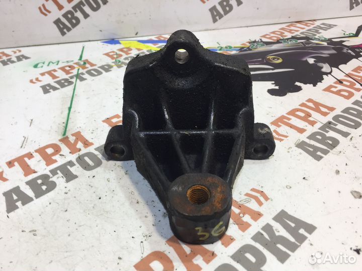 Рено Трафик Кронштейн двигателя правый Прав