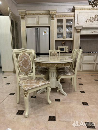 Кухонный стол и стулья