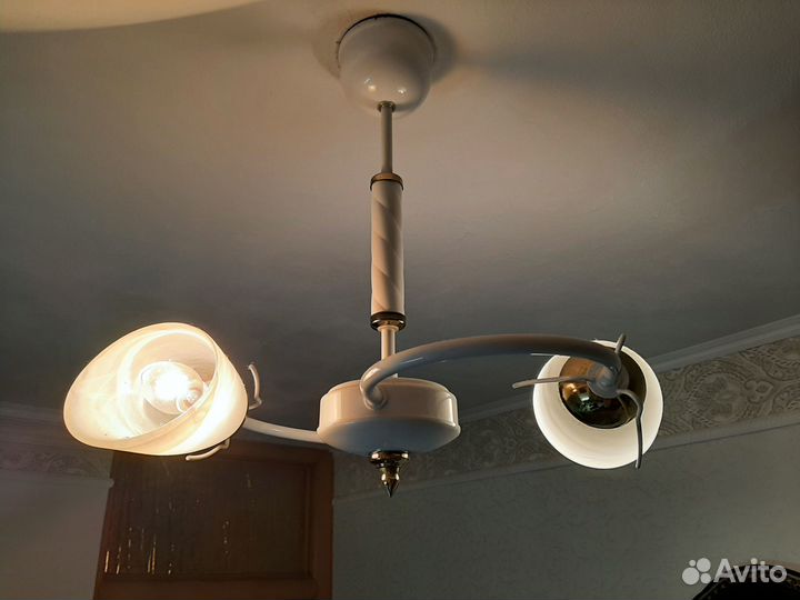 Люстра белая на крючке 2 плафона E14