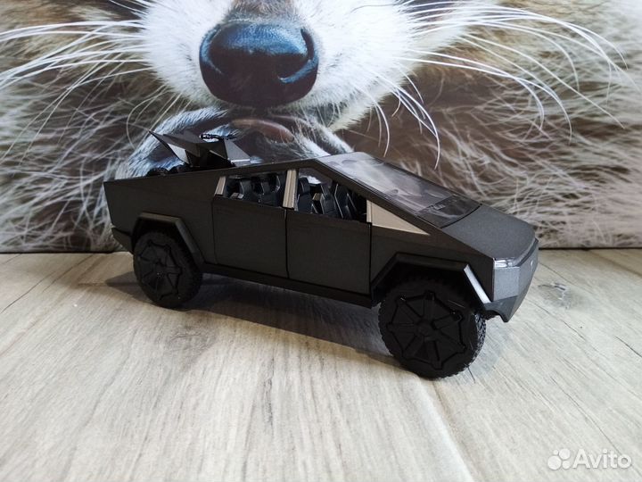 Tesla Cybertrack с квадриком 1:24