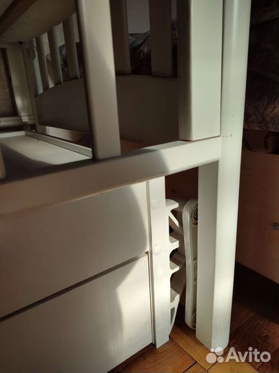 Детская кроватка с маятником и комодом