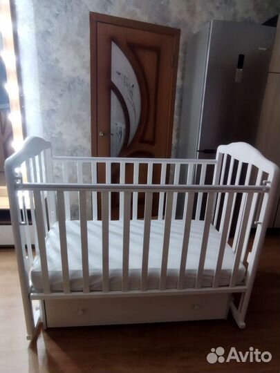 Детская кроватка с маятником