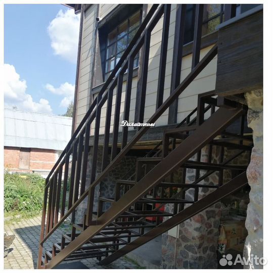 Уличная лестница. Крыльцо металлическое
