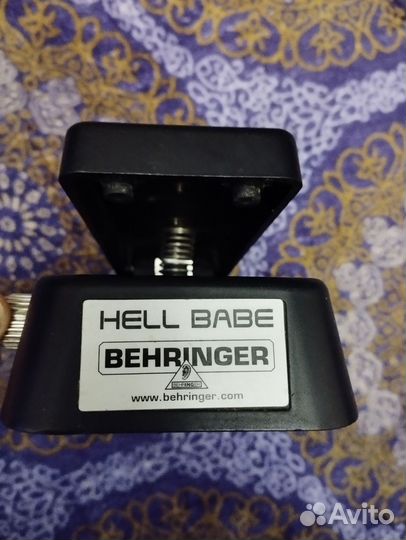 Педаль Wah-Wah Behringer HellBabe