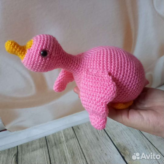 Розовый вязанный гусь