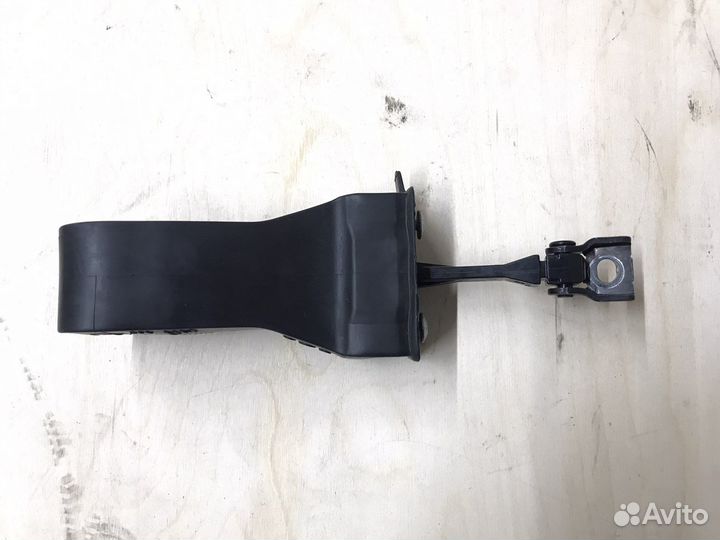 Ограничитель левой двери Passat B8