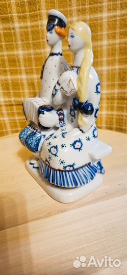 Фарфоровая статуэтка Гармошка