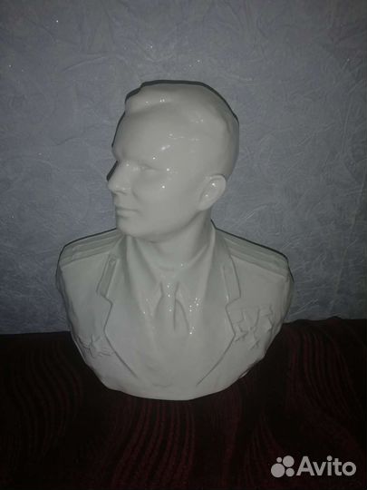 Бюст Ю. А. Гагарина, лфз