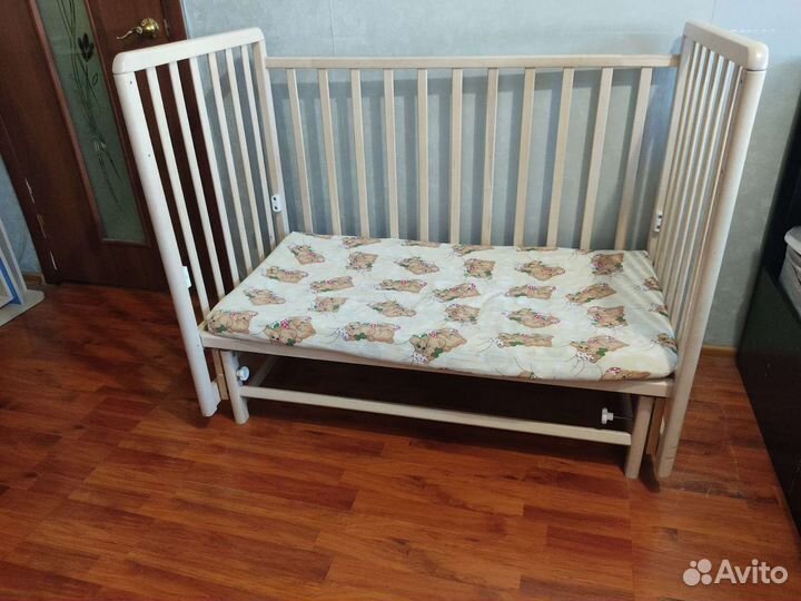 Кроватка с маятником