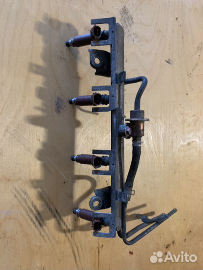 Топливная рампа форсунки suzuki liana 1,5