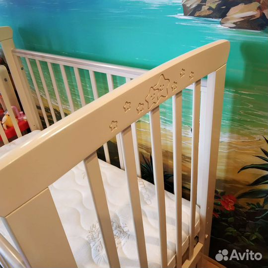Детская кроватка с маятником