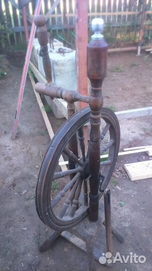 Старинная прядильное устройство