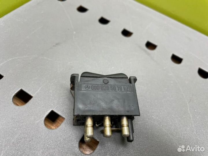 Кнопка обогрева заднего стекла Mercedes W123 M102